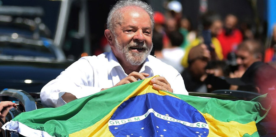 Image of Brazilian president Lula holding the flag of Brazil